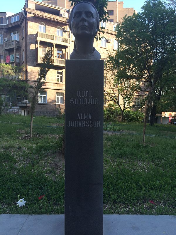 File:A bust of Alma Johansson, Yerevan.JPG