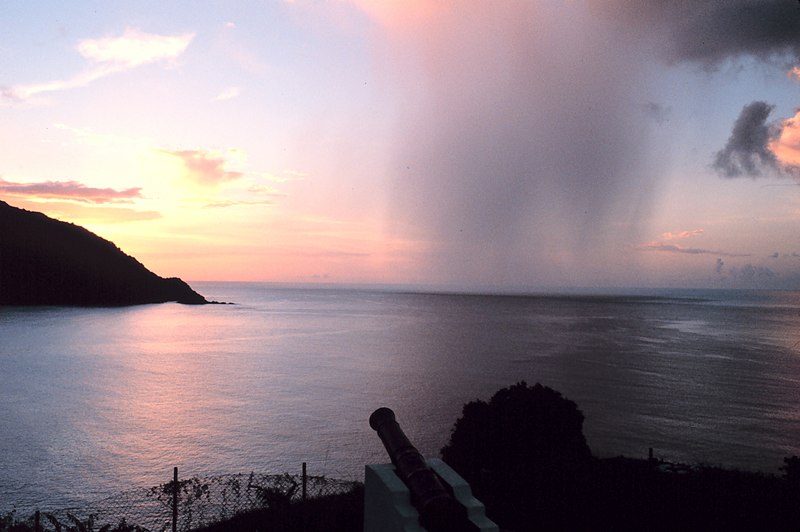 Fil:A rain shaft pierces a tropical sunset as seen from Man-of-War Bay - NOAA.jpg