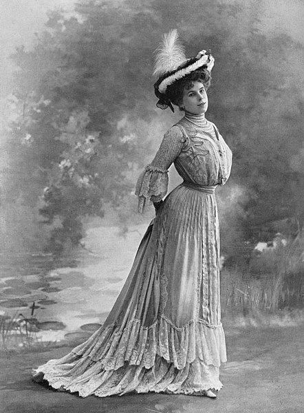 File:Adeline Lanthenay, par Reutlinger, 1902.jpg
