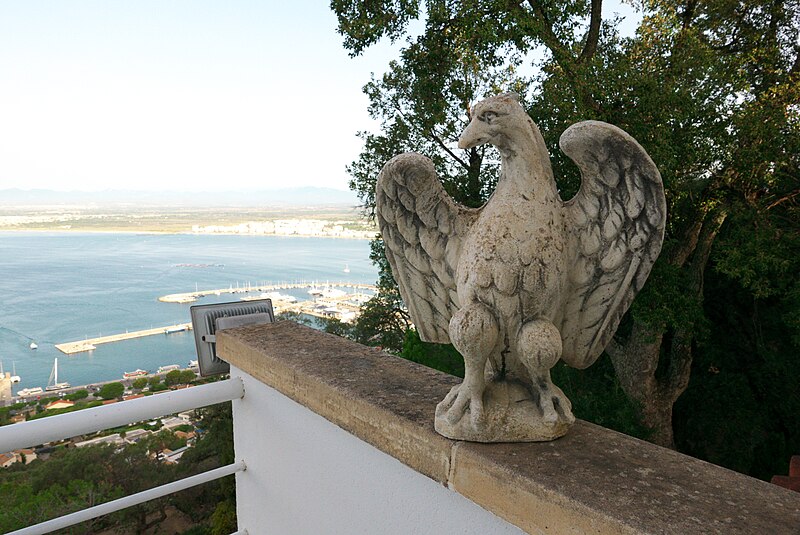 File:Adler aus Steingut nach historischem Vorbild der hispannischen Römerzeit, Roses, Katalonien (Spanien).jpg