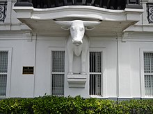 アギナルド記念館の外壁の飾りは水牛の正面像。