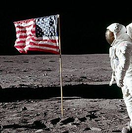 Buzz Aldrin és a Stars and Stripes, az első amerikai zászló a Holdon