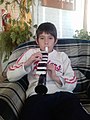 レバー式。玩具楽器の鍵盤ハーモニカを吹く少年（アルゼンチン）。半音は鳴らせない。日本でも、ディスカウントショップで売っていることがある[21]。
