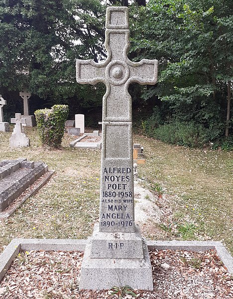 File:Alfred Noyes gravestone.jpg