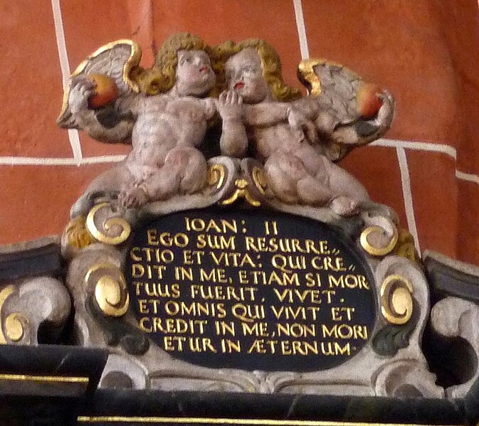 File:Alsfeld Walpurgiskirche Epitaph Johannes 11, 25-26.jpg