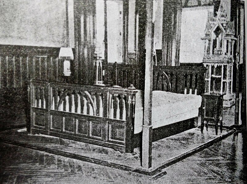 File:Ananda's bed, foot side.jpg