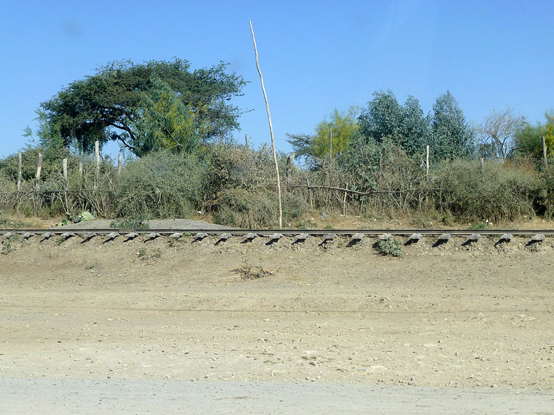 File:Ancienne ligne de chemin de fer Djibouti-Addis Abeba (2).jpg