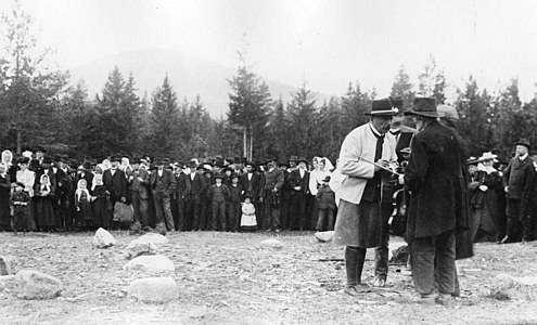 Under en workshop med Musikverket skrevs en artikel om Sveriges första spelmanstävling år 1906. Några veckor senare hittade vi en passande illustration på en hemsida om lokalhistoria, och ägaren gick med på att ladda upp en högupplöst version av kortet för att illustrera artikeln.