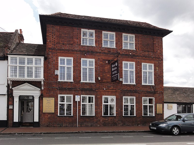 File:Ann Boleyn Hotel at The Hythe Staines - panoramio.jpg