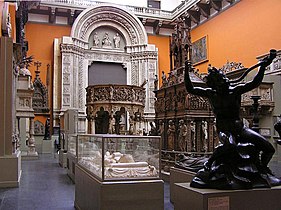 Moulage en plâtre de la Porta Magna de la basilique San Petronio de Bologne, par Jacopo della Quercia.