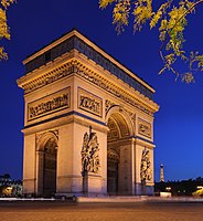 Триумфалната арка в Париж изградена в чест на военните победи на Наполеон Бонапарт
