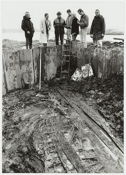 File:Archeoloog Wim Bosman ( Velsen) en vertegenwoordigers van recreatieschap Spaarnwoude bij de opgraving van prehistorisch vlechtwerk van de net ontdekte vierde strandwal in de Veerpolder. NL-HlmNHA 54035323.JPG