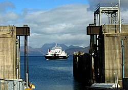 Trajekt společnosti Caledonian MacBrayne připlouvá z Mallaigu do přístavu Armadale na ostrově Skye