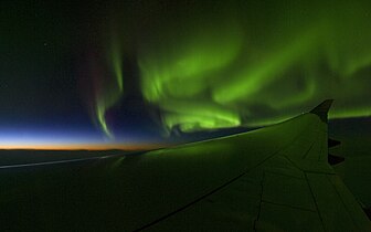 Deutsch: Polarlichter von einem Flugzeug aus zu sehen wird oft als besonderes Erlebnis angesehen. English: Seeing the aurora from a plane is often considered a special experience.