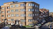 Au n° 24, un immeuble à appartements de quatre niveaux sur caves hautes construit en 1938 par l'architecte H. W. Straatman[9].