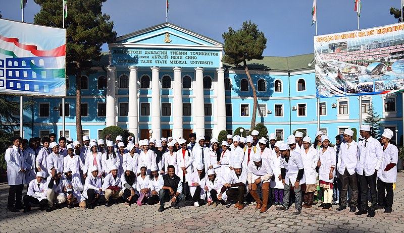 800px-Avinash_chacko_with_students_at_Avicenna_Tajik_state_medical_university_,Tajikistan.jpg (800×462)
