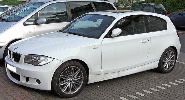 File:BMW 1er Facelift 3-dr. M-Sportpaket.jpg - Wikimedia Commons