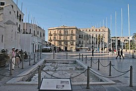 Bari - Piazza del Ferrarese.JPG