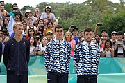 Deutsch: Beachvolleyball bei den Olympischen Jugendspielen 2018; Tag 11, 17. Oktober 2018; Jungen, Medaillenzeremonie - Gold: Schweden (David Åhman & Jonatan Hellvig), Silber: Niederlande (Matthew Immers & Yorick de Groot), Bronze: Argentinien (Bautista Amieva & Mauro Zelayeta) English: Beach volleyball at the 2018 Summer Youth Olympics at 17 October 2018 – Boys Victory ceremony - Gold: Sweden (David Åhman & Jonatan Hellvig), Silver: Netherlands (Matthew Immers & Yorick de Groot), Bronze: Argentina (Bautista Amieva & Mauro Zelayeta)