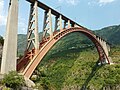पश्चिमी गुइझोऊ में बेइपानजिआंग नदी पर यह पुल दुनिया का सबसे ऊँचा रेलवे पुल है