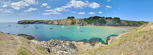 La plage et le port de Kérel avec, en arrière plan à gauche, la Pointe de Bornor, et à droite de celle-ci, l’entrée de Porh Roder.