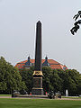 Der Löwenwall mit den Obelisk