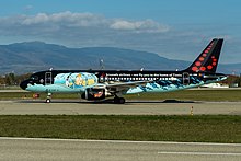 Fotografia colorida de uma aeronave parada na pista.