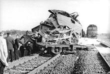 Die völlig zerstörte 132 163 nach Aufprall der 132 556 bei Ferdinandshof am 26. April 1988. Das Personal beider Lokomotiven blieb unverletzt.[16]