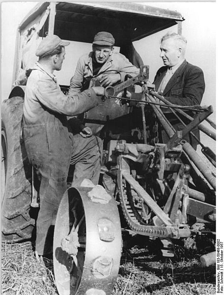 File:Bundesarchiv Bild 183-50468-0002, Volksgut Lietzen, Arbeitsbesprechung.jpg