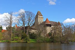 Zámecký rybník (Schlossteich) na Romavském potoce. V pozadí vodní hrad Heidenreichstein.