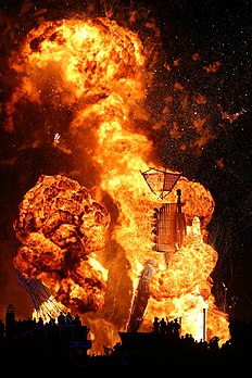 L'effigie humaine géante en flammes lors de l'édition 2014 de Burning Man, dans le désert de Black Rock, au Nevada. (définition réelle 2 983 × 4 475)