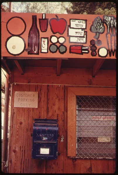 File:COUNTRY STORE WITH A PAINTED FRONT ADVERTISING ITEMS FOR SALE AT MALIBU LAKE IN THE SANTA MONICA MOUNTAINS NEAR... - NARA - 557567.tif