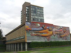 Mural "El pueblo a la universidad, la universidad al pueblo. Por una cultura nacional neohumanista de profundidad universal" (1952-1956), de David Alfaro Siqueiros, junto a la torre de rectoría de la UNAM.