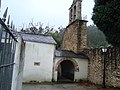 Entrada e campanario.