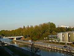 Le canal à Bruxelles (Anderlecht) avec le dépôt de carburants