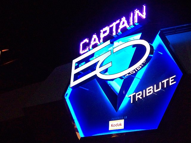 Sinal instalado na Disneylândia anunciando a volta de Captain EO, em 2010.