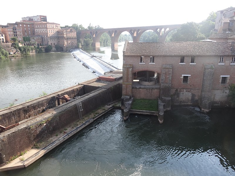 File:Centrale Hydroélectrique du Chapitre seen from old bridge.JPG