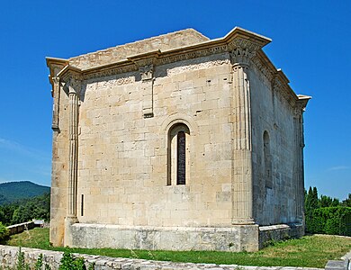 Le chevet triangulaire de Saint-Quenin.