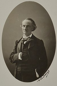 photo ovale en plan américain de Baudelaire regardant au loin, la main glissée dans son gilet