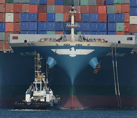 De APL Poland met een havensleper van Smit tijdens meeroperaties in Rotterdam.