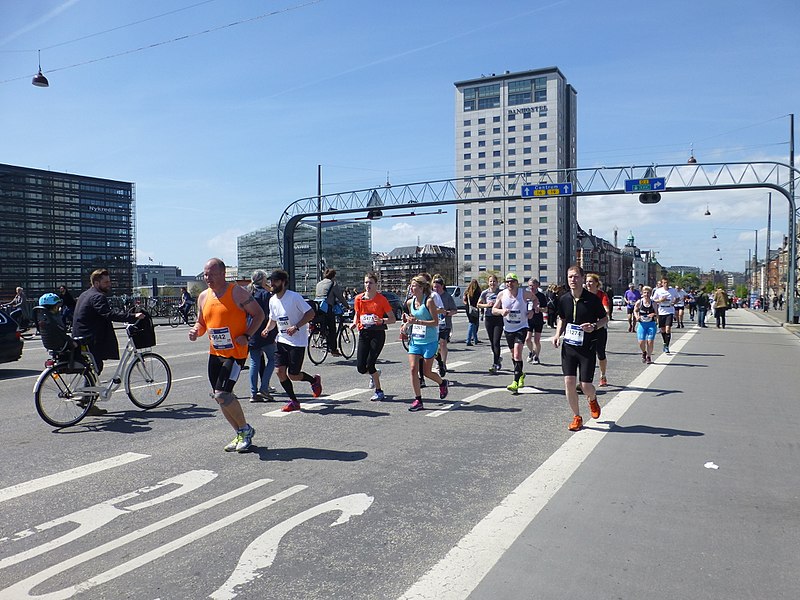 File:Copenhagen Marathon 2015 on Langebro 07.jpg