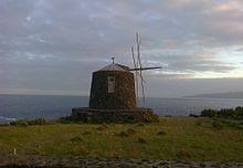 File:Moinho de vento no Lugar do Pico Vermelho Bretanha San Miguel  Azores.jpg - Wikipedia