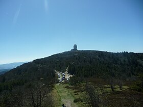 Le crêt de Botte avec le parking du collet de l'Œillon.