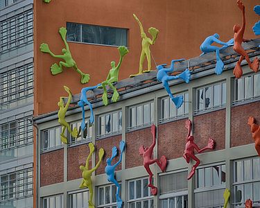 Düsseldorf: Detail of a house at Speditionsstraße 15a (Roggendorf house), the figures are called "Flossis" made by the artist "rosalie"