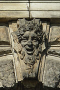 Maske an der Ostfassade der Semperoper in Dresden