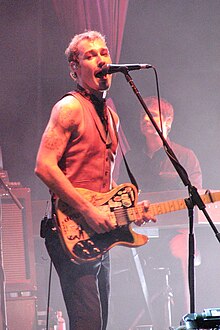 Daniel Johns performing at the Across the Great Divide Tour in September 2007 DanielJohns-AcrossTheGreatDivide.jpg