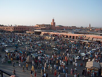 Plaza Jamaa el Fna de Marrakech, una plaza abierta nel urbanismu islámicu, designada Patrimoniu de la Humanidá pola Unesco, en bona midida pola influencia de Juan Goytisolo. El zoco árabe yera más corrientemente un espaciu llaberínticu de cais y non un espaciu abiertu, cuando non dafechu zarráu, como'l bazar nel Próximu Oriente. Les demás funciones urbanes taben partíes pola mezquita (relixosa y xudicial), l'alcazaba (militar)... colo que nun había un espaciu tan privilexáu como fueron les places mayores del urbanismu castellanu.