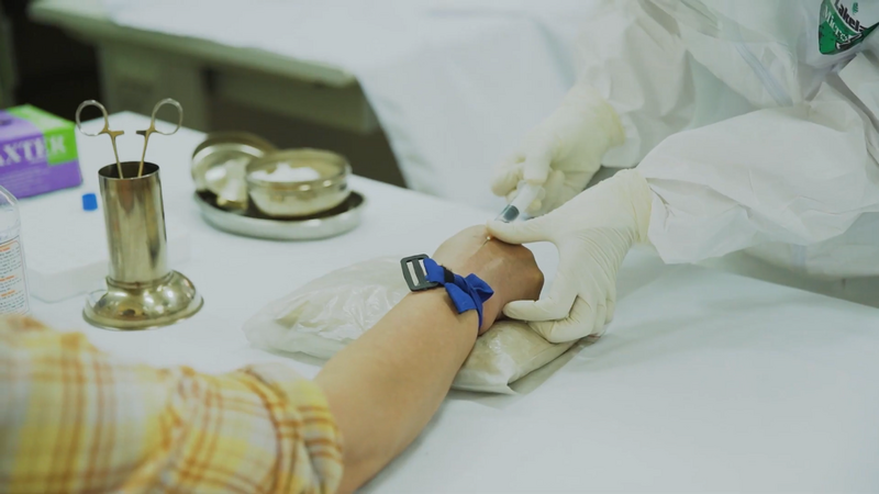 File:Doctor taking blood sample for COVID-19 rapid testing.png