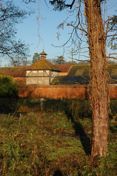 File:Dovecote, Home Farm, Spetchley - geograph.org.uk - 1081455.jpg
