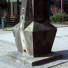 Hermann-Ilgen-Obelisk Detail Sockel an der Helmut-Schön-Allee